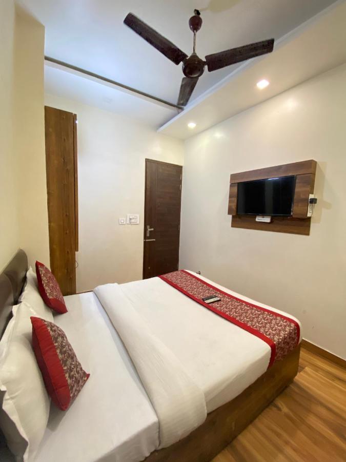 Hotel 56 - 200 Meter From Golden Temple Amritsar Buitenkant foto